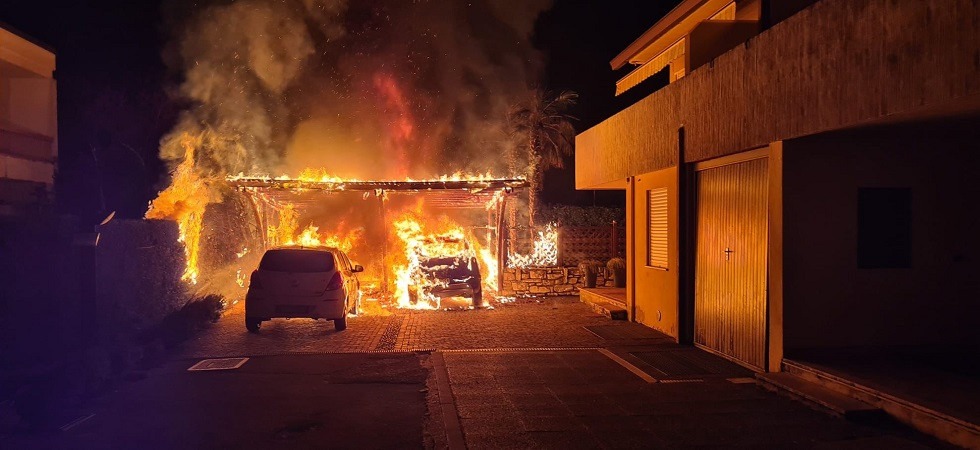 Paura nella notte, due auto distrutte dalle fiamme: tre corpi dei vigili del fuoco sul posto
